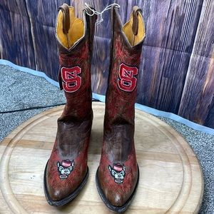 ⭐️NWT North Carolina St embroidered gameday woman’s distressed cowboy boots 10B